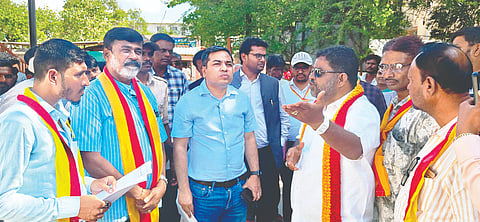 ಲಿಂಗಸುಗೂರಿನಲ್ಲಿ ಕೇಂದ್ರ ವಾಣಿಜ್ಯ ಇಲಾಖೆ ಜಂಟಿ ಕಾರ್ಯದರ್ಶಿ ಉಜ್ವಲಕುಮಾರ ಘೋಷ್ ಅವರಿಗೆ ಕರವೇ ಸ್ವಾಭಿಮಾನಿ ಸೇನೆ ಕಾರ್ಯಕರ್ತರು ಮನವಿಪತ್ರ ಸಲ್ಲಿಸಿದರು. 