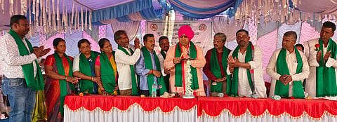 ಗುರುಗುಂಟಾದಲ್ಲಿ ಶ್ರೀ ಅಮರೇಶ್ವರ ಜಾತ್ರೆ ನಿಮಿತ್ತ ಆಯೋಜಿಸಿರುವ ಜಾನುವಾರು ಜಾತ್ರೆಯಲ್ಲಿ ಉತ್ತಮ ರಾಸುಗಳಿಗೆ ಬಹುಮಾನ ವಿತರಣಾ ಕಾರ್ಯಕ್ರಮವನ್ನು ಗುರು ಗಜದಂಡ ಶ್ರೀಗಳು ಉದ್ಘಾಟಿಸಿದರು. ಕೃಷಿ ಮಾರಾಟ ಮಂಡಳಿ ಜಂಟಿ ನಿರ್ದೇಶಕ ರವೀಂದ್ರ ಎಂ., ಗ್ರೇಡ್-2 ತಹಸೀಲ್ದಾರ್ ಬಸವರಾಜ ಝಳಕಿಮಠ, ಎಪಿಎಂಸಿ ಅಧ್ಯಕ್ಷ ಅಮರೇಶ ಹಿರೇಹೆಸರೂರು ಇತರರಿದ್ದರು.