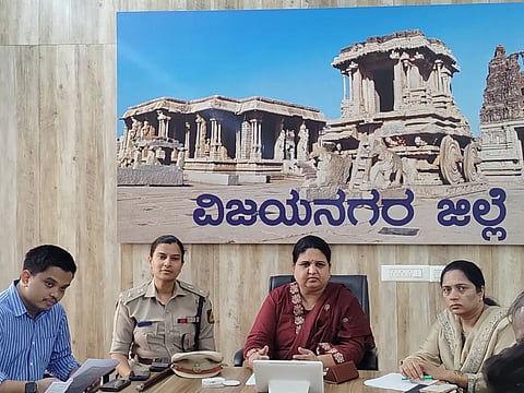 ಹೊಸಪೇಟೆ ಜಿಲ್ಲಾಧಿಕಾರಿಗಳ ಕಚೇರಿ ಸಭಾಂಗಣದಲ್ಲಿಗುರುವಾರಜಿಲ್ಲಾಧಿಕಾರಿಕವಿತಾಎಸ್. ಮನ್ನಿಕೇರಿಜಿಲ್ಲಾಟಾಸ್ಕ್ಫೋರ್ಸ್ ಸಮಿತಿ ಸಭೆ ನಡೆಸಿದರು. ಜಿಪಂ ಸಿಇಒ ನೊಂಗ್ಜಾಯ್ ಮಹ್ಮದ್ ಅಲಿ ಅಕ್ರಮ್‌ಷಾ, ಎಸ್ಪಿ ಎಸ್. ಜಾಹ್ನವಿ, ಅರಣ್ಯ ಇಲಾಖೆ ಉಪಸಂರಕ್ಷಾಣಾಧಿಕಾರಿ ಅನುಪಮ, ಗಣಿ ಮತ್ತು ಭೂವಿಜ್ಞಾನಇಲಾಖೆಯಉಪನಿರ್ದೇಶಕರಿಯಾಜ್, ಪ್ರಾದೇಶಿಕ ಸಾರಿಗೆಅಧಿಕಾರಿದಾಮೋದರ, ಲೋಕೋಪಯೋಗಿ ಇಲಾಖೆ ಇಇ ಹೇಮರಾಜ್‌ಇತರರಿದ್ದರು.