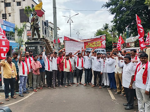 ಹೊಸಪೇಟೆಯಲ್ಲಿ ವಿವಿಧ ಬೇಡಿಕೆಗಳನ್ನು ಈಡೇರಿಸುವಂತೆ ಒತ್ತಾಯಿಸಿ ರಾಜ್ಯ ಟ್ಯಾಕ್ಸಿ ಹಾಗೂ ಮ್ಯಾಕ್ಸಿ ಕ್ಯಾಬ್ ಚಾಲಕರ ಸಂಘದ ನೇತೃತ್ವದಲ್ಲಿ ಮಂಗಳವಾರ ಪ್ರತಿಭಟನಾ ಮೆರವಣಿಗೆ ನಡೆಯಿತು. ಸಿಐಟಿಯು ರಾಜ್ಯ ಸಂಚಾಲಕ ಕೆ.ಎಂ.ಸAತೋಷ್ ಕುಮಾರ್, ಪ್ರಮುಖರಾದ ಬಸವರಾಜ, ಎನ್.ಯಲ್ಲಾಲಿಂಗ, ವಿರೇಶ್, ಸುಧಾಕರ, ಭಾಷಾ ಇತರರಿದ್ದರು.