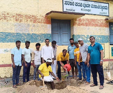 ಕಮಲಾಪುರದ ಪ್ರೌಢಾಶಾಲೆಯಲ್ಲಿ ಹಳೆ ವಿದ್ಯಾರ್ಥಿಗಳ ಸಂಘದಿAದ ಭಾನುವಾರ ಹಮ್ಮಿಕೊಂಡ ಸಸಿ ನೆಡುವ ಕಾರ್ಯಕ್ರಮಕ್ಕೆ ನಿವೃತ್ತ ದೈಹಿಕ ಶಿಕ್ಷಕ ಮೌಲಾಸಾಬ್ ಚಾಲನೆ ನೀಡಿದರು. ಹಳೆವಿದ್ಯಾರ್ಥಿಗಳಾದ ಗುಂಡರಾಜ್, ತಾಯಪ್ಪ ಕರಡಿ, ಉಮಾಪತಿ, ಮೊಹಮ್ಮದ್ ಜಬಿಬುಲ್ಲ, ರವಿಕುಮಾರ್, ಯಲ್ಲಪ್ಪ, ಶಿವಕುಮಾರ್, ಕೃಷ್ಣ, ನಿಂಗಪ್ಪ, ಎ.ವೆಂಕಟೇಶ, ಗೌಳಿವಿರೇಶ, ಪೂಜಾರಿ ಗುರುರಾಘವೇಂದ್ರ ಇತರರಿದ್ದರು.