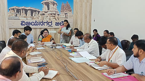 ಹೊಸಪೇಟೆ ಜಿಲ್ಲಾಧಿಕಾರಿಗಳ ಕಚೇರಿ ಸಭಾಂಗಣದಲ್ಲಿ ಶುಕ್ರವಾರ ಜಿಲ್ಲಾಧಿಕಾರಿ ಕವಿತಾ ಎಸ್.ಮನ್ನಿಕೇರಿ ನೇತೃತ್ವದಲ್ಲಿ ಕುಡಿವ ನೀರಿನ ಸಮಸ್ಯೆ ನಿರ್ವಹಣೆ ಸಭೆನಡೆಯಿತು. ಜಿಲ್ಲಾ ಪಂಚಾಯತ್ ಸಿಇಓ ನೋಂಗ್ಜಾಯ್ ಮಹ್ಮದ್ ಅಲಿ ಅಕ್ರಂ ಷಾ, ಅಪರ ಜಿಲ್ಲಾಧಿಕಾರಿ ಇ.ಬಾಲಕೃಷ್ಣ, ಉಪವಿಭಾಗಾಧಿಕಾರಿ ವಿವೇಕಾನಂದ, ತಹಸೀಲ್ದಾರ್ ಶೃತಿ ಎಂ.ಮಳ್ಳನಗಡ್ರ್, ನಗರಸಭೆ ಪೌರಾಯುಕ್ತ ಶಿವಕುಮಾರ್, ನಗರಾಭಿವೃದ್ಧಿಕೋಶಾದ ಜಿಲ್ಲಾ ಯೋಜನಾ ನಿರ್ದೇಶಕ ಮನೋಹರ್ ಇತರರಿದ್ದರು.