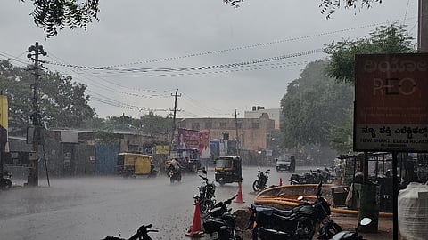 ಹೊಸಪೇಟೆಯಲ್ಲಿ ಮಳೆ ಸುರಿಯುತ್ತಿರುವ ವಾತಾವರಣ.