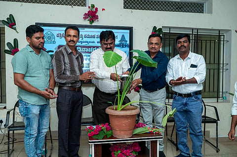 ಕನ್ನಡ ವಿವಿಯಲ್ಲಿ ಪತ್ರಿಕಾ ದಿನಾಚರಣೆ ನಿಮಿತ್ಯ ಆಯೋಜಿಸಿದ ಮೂರು ದಿನಗಳ ಕಾರ್ಯಾಗಾರವನ್ನು ಪತ್ರಕರ್ತ ನರಸಿಂಹಮೂರ್ತಿ ಪ್ಯಾಟಿ ಉದ್ಘಾಟಿಸಿದರು. ಕುಲಸಚಿವ ಡಾ. ವಿರೂಪಾಕ್ಷಿ ಪೂಜಾರಹಳ್ಳಿ, ಪತ್ರಿಕೋದ್ಯಮ ಮತ್ತು ಸಮೂಹ ಸಂವಹನ ವಿಭಾಗದ ಮುಖ್ಯಸ್ಥ ಡಾ.ಎಸ್.ವೈ.ಸೋಮಶೇಖರ್ ಇದ್ದರು.