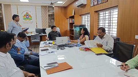 ಹೊಸಪೇಟೆಯಲ್ಲಿ ಮಂಗಳವಾರ ಸಿಇಒ ನೋಂಗ್ಜಾಯ್ ಮಹಮದ್ ಅಲಿ ಅಕ್ರಮ್ ಷಾ ಗ್ರಾಮೀಣ ಕುಡಿವ ನೀರು ಮತ್ತು ನೈರ್ಮಲ್ಯ ಇಲಾಖೆಯ ಪ್ರಗತಿ ಪರಿಶೀಲನಾ ಸಭೆ ನಡೆಸಿದರು. ಜಿಪಂ ಉಪ ಕಾರ್ಯದರ್ಶಿ ಕೆ.ತಿಮ್ಮಪ್ಪ, ಗ್ರಾಮೀಣ ಕುಡಿವ ನೀರು ಮತ್ತು ನೈರ್ಮಲ್ಯ ವಿಭಾಗದ ಇಇ ಎಸ್.ದೀಪಾ, ಡಿಡಿಪಿಐ ವೆಂಕಟೇಶ್ ರಾಮಚಂದ್ರಪ್ಪ ಇತರರಿದ್ದರು.