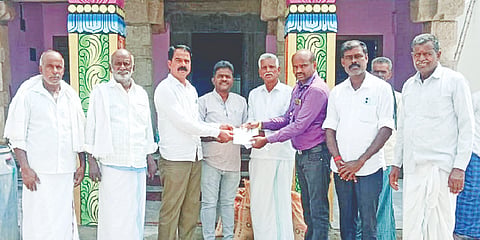 ಗುಂಡ್ಲುಪೇಟೆ: ತಾಲೂಕಿನ ಬೆಟ್ಟಹಳ್ಳಿ ಗ್ರಾಮದ ಶ್ರೀ ಬಸವೇಶ್ವರ ದೇವಸ್ಥಾನ ಜೀರ್ಣೋದ್ಧಾರ ಸೇವಾ ಸಮಿತಿಗೆ ಶ್ರೀಕ್ಷೇತ್ರ ಧರ್ಮಸ್ಥಳ ಗ್ರಾಮಾಭಿವೃದ್ಧಿ ಯೋಜನೆಯಿಂದ ದೇವಸ್ಥಾನದ ಜೀರ್ಣೋದ್ಧಾರ ಕಾರ್ಯಕ್ರಮದಡಿ 1.50 ಲಕ್ಷ ರೂ.ಡಿಡಿಯನ್ನು ತಾಲೂಕು ಯೋಜನಾಧಿಕಾರಿ ಚಂದ್ರಶೇಖರ್ ವಿತರಿಸಿದರು. 