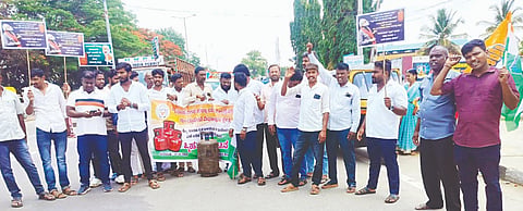 ಗುಂಡ್ಲುಪೇಟೆಯಲ್ಲಿ ಯುವ ಕಾಂಗ್ರೆಸ್ ಕಾರ್ಯಕರ್ತರು ಮತ್ತು ಮುಖಂಡರು ಪ್ರತಿಭಟನೆ ನಡೆಸಿದರು. ಕೆ.ಆರ್.ಆದರ್ಶ, ಮೋಹನ್‌ದಾಸ್, ವಿಸ್ವಾಸ್, ಅರುಣ್‌ಗೌಡ, ಶ್ರೀನಿವಾಸ್‌ನಾಯಕ (ಕಣ್ಣಪ್ಪ), ಸುನೀಲ್, ಪ್ರವೀಣ್, ಮಣಿ, ಚಂದ್ರು  ಇತರರಿದ್ದರು.