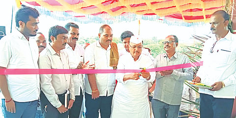 ಬೆಣ್ಣೆಶಿರೂರಿನಲ್ಲಿ ಕೆಕೆಆರ್​ಡಿಬಿ ಅಕ್ಷರ ಅವಿಷ್ಕಾರ ಯೋಜನೆಯಡಿ ನಿರ್ಮಿಸಲಾದ 6 ಕೋಣೆಗಳನ್ನು ಶಾಸಕ ಬಿ.ಆರ್​.ಪಾಟೀಲ್​ ಉದ್ಘಾಟಿಸಿದರು. ಅಣ್ಣಪ್ಪ ಹಾದಿಮನಿ, ಸಿದ್ದರಾಮ ಪ್ಯಾಟಿ, ಹಣಮಂತ್ರಾಯ ಪಾಟೀಲ್​, ಹೊನ್ನೇಶ ಅಳ್ಳಗಿ ಇತರರಿದ್ದರು.