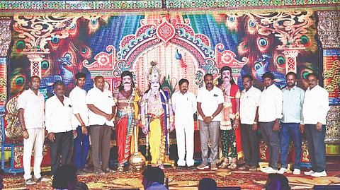 ಹೊಸಕೋಟೆ ತಾಲೂಕಿನ ಇಟ್ಟಸಂದ್ರದಲ್ಲಿ ವೇಣುಗೋಪಾಲ ಸ್ವಾಮಿ ಕೃಪಾಪೋಷಿತ ನಾಟಕ ಮಂಡಳಿಯಿಂದ ಆಯೋಜಿಸಿದ್ದ ಕುರುಕ್ಷೇತ್ರ ನಾಟಕ ಪ್ರದರ್ಶನ ಕಾರ್ಯಕ್ರಮದಲ್ಲಿ ಕೆಪಿಸಿಸಿ ಕಾರ್ಯದರ್ಶಿ ಬಿ.ಗೋಪಾಲ್​, ನರಸರಾಜು ಬಾಲಕೃಷ್ಣ, ಕೆರೆ ಅಭಿವೃದ್ಧಿ ಸಮಿತಿ ಅಧ್ಯಕ್ಷ ರಮೇಶ್​, ಬ್ಲಾಕ್​ ಕಾಂಗ್ರೆಸ್​ ಮಾಜಿ ಅಧ್ಯಕ್ಷ ಕೆ.ರಮೇಶ್​, ಪಾತ್ರಧಾರಿಗಳಾದ ಅಂಜನ್​ಕುಮಾರ್​, ಗೋಪಾಲ, ವೈದ್ಯನಾಥ, ರಘುವೀರ್​, ಕೇಶವಮೂರ್ತಿ ಇದ್ದರು.