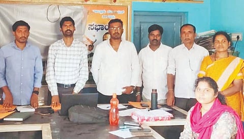 ಬಾಗೇಪಲ್ಲಿ ತಾಲೂಕಿನ ಸೋಮನಾಥಪುರ ಗ್ರಾಪಂಯಲ್ಲಿ ಹಮ್ಮಿಕೊಂಡಿದ್ದ ಮತದಾರರ ಪಟ್ಟಿಯಲ್ಲಿನ ದೋಷಗಳ ಪರಿಶೀಲನಾ ಕಾರ್ಯಕ್ರಮದಲ್ಲಿ ಎಆರ್​ಒ ಜಿ.ಎನ್​.ಕಿರಣ್​ಕುಮಾರ್​, ದೀಪಕ್​, ಬಿಎಲ್​ಒ ಮೇಲ್ವಿಚಾರಕ ಅಭಿಷೇಕ್​, ಬಿಎಲ್​ಒ ಆನಂದ, ವೆಂಕಟರೆಡ್ಡಿ, ಸುಶೀಲಮ್ಮ, ಸುಜಾತಮ್ಮ ಇದ್ದರು. 