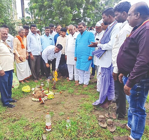 ರೇವತಗಾಂವ ಗ್ರಾಮದಲ್ಲಿ ಆಯುಷ್ಮಾನ ಆರೋಗ್ಯ ಮಂದಿರ ಕಟ್ಟಡ ನಿರ್ಮಾಣ ಕಾಮಗಾರಿಗೆ ಭೂಮಿ ಪೂಜೆಯನ್ನು ಶಾಸಕ ವಿಠ್ಠಲ ಕಟಕಧೋಂಡ ನೆರವೇರಿಸಿದರು.  ಆರ್.ಡಿ. ಹಕ್ಕೆ, ಐ.ಜಿ. ಬಿರಾದಾರ, ದೇವೇಂದ್ರ ವಾಗ್ಮೋಡೆ ಮತ್ತಿತರರಿದ್ದರು.