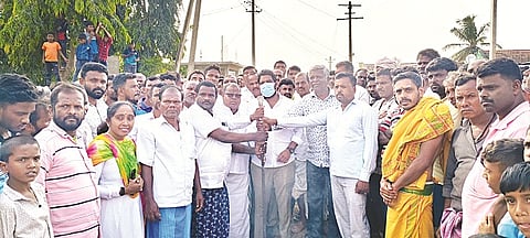 ಸರಗೂರು ತಾಲೂಕಿನ ಇಟ್ನಾ ಗ್ರಾಮದಲ್ಲಿ ಸಿಸಿ ರಸ್ತೆ, ಚರಂಡಿ ಅಭಿವೃದ್ಧಿ ಕಾಮಗಾರಿಗೆ ಶಾಸಕ ಅನಿಲ್ ಚಿಕ್ಕಮಾದು ಭೂಮಿಪೂಜೆ ನೆರವೇರಿಸಿದರು. ಜಯರಾಮ್, ಚನ್ನನಾಯಕ, ಕಾಳಿಂಗನಾಯಕ, ಇಟ್ನ ರಾಜಣ್ಣ, ನಿಂಗರಾಜು, ಬೆಟ್ಟನಾಯಕ, ಚಿನ್ನನಾಯಕ ಇತರರಿದ್ದರು.