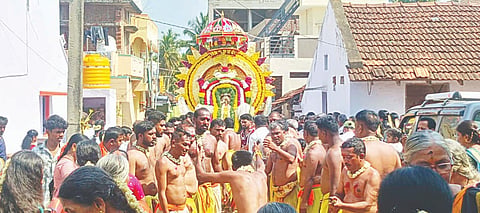 ಸರಗೂರು ಪಟ್ಟಣದ ತೊಗಟವೀರ ಸಮಾಜದಿಂದ ಆಯೋಜಿಸಿದ್ದ ಚೌಡೇಶ್ವರಿ ಅಮ್ಮನವರ ವಧರ್ಂತಿ ಹಾಗೂ 86ನೇ ಜ್ಯೋತಿ ಪೂಜಾ ಮಹೋತ್ಸವದಲ್ಲಿ ಭಕ್ತರು ಹಲಗು ಸೇವೆ ಮಾಡುತ್ತಿರುವುದು.