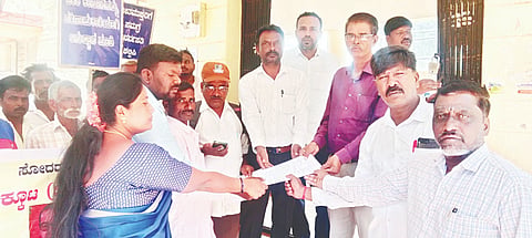 ಸರಗೂರು ತಾಲೂಕಿನ ತಹಸೀಲ್ದಾರ್ ಕಚೇರಿಯಲ್ಲಿ ಮುಂಭಾಗ ಪ್ರತಿಭಟನೆ ನಡೆಸಿದ ಕರ್ನಾಟಕ ಜೀತದಾಳು ಮತ್ತು ಕೃಷಿ ಕಾರ್ಮಿಕರ ಒಕ್ಕೂಟದ ಪದಾಧಿಕಾರಿಗಳು ತಹಸೀಲ್ದಾರ್ ಅವರಿಗೆ ಮನವಿ ಸಲ್ಲಿಸಿದರು. 