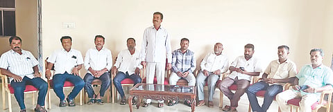 ಸರಗೂರಿನ ಪ್ರವಾಸಿ ಮಂದಿರದಲ್ಲಿ ಆದಿ ಕರ್ನಾಟಕ ಮಹಾಸಭಾದಿಂದ ಕರೆದಿದ್ದ ಸಭೆಯಲ್ಲಿ ಡಾ.ಎಚ್.ಸಿ.ಮಹದೇವಪ್ಪ ಅವರನ್ನು ರಾಜ್ಯ ಸಚಿವ ಸಂಪುಟಕ್ಕೆ ಸೇರಿಸಿಕೊಳ್ಳುವಂತೆ ಒತ್ತಾಯಿಸಲಾಯಿತು. ಇಟ್ನ ರಾಜಣ್ಣ, ಎಸ್.ಡಿ. ಸಣ್ಣಸ್ವಾಮಿ,  ಮುಳ್ಳೂರು ಪುಟ್ಟಸ್ವಾಮಿ ಇತರರಿದ್ದರು.