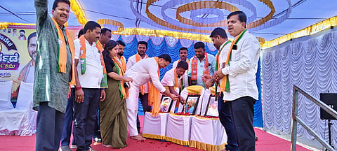 ಶ್ರವಣಬೆಳಗೊಳದಲ್ಲಿ ಆಯೋಜಿಸಿದ್ದ ಸಂಘಟನಾ ಪರ್ವ ಕಾರ್ಯಕ್ರಮವನ್ನು ಪ್ರೀತಂ ಗೌಡ ಉದ್ಘಾಟಿಸಿದರು. ಸಿ.ಆರ್.ಚಿದಾನಂದ್, ದಮ್ಮನಿಂಗಳ ರವಿ, ನಂಜುಂಡ ಮೈಮ್ ಇದ್ದರು.