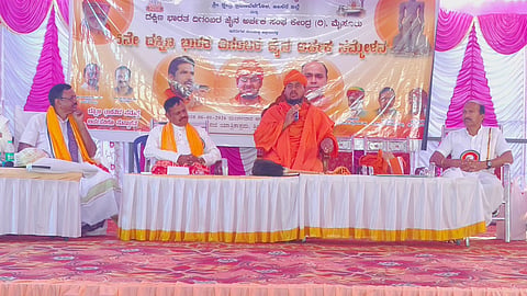ಶ್ರವಣಬೆಳಗೊಳದಲ್ಲಿ ಆಯೋಜಿಸಿದ್ದ 5ನೇ ದಕ್ಷಿಣ ಭಾರತ ದಿಗಂಬರ ಜೈನ ಅರ್ಚಕರ ಸಮ್ಮೇಳನದ ಸಮಾರೋಪ ಸಮಾರಂಭದಲ್ಲಿ ಸ್ವಸ್ತಿಶ್ರೀ ಚಾರುಕೀರ್ತಿ ಪಂಡಿತಾಚಾರ್ಯವರ್ಯ ಭಟ್ಟಾರಕ ಮಹಾಸ್ವಾಮೀಜಿ ಆಶೀರ್ವಚನ ನೀಡಿದರು. ಡಾ.ಪಾದೂರ ಸುದರ್ಶನಕುಮಾರ ಇಂದ್ರ, ಎಸ್.ಎಂ.ಸನ್ಮತಿ ಕುಮಾರ್, ಎಚ್.ಪಿ.ಮೋಹನ್‌ಕುಮಾರ್ ಶಾಸ್ತ್ರಿ ಇತರರು ಇದ್ದರು.