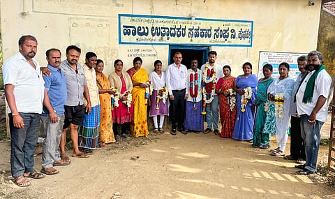 ಶ್ರವಣಬೆಳಗೊಳ ಹೋಬಳಿಯ ಎಸ್.ಹೊಸಹಳ್ಳಿ ಗ್ರಾಮದ ಹಾಲು ಉತ್ಪಾದಕರ ಸಹಕಾರ ಸಂಘಕ್ಕೆ ಆಯ್ಕೆಯಾದ ಅಧ್ಯಕ್ಷ ಹಾಗೂ ಉಪಾಧ್ಯಕ್ಷರನ್ನು ಅಭಿನಂದಿಸಲಾಯಿತು. ಎಚ್.ಕೆ.ನವೀನ್, ಎಚ್.ಕೆ.ಕಾಂತರಾಜ್, ಗೌರಮ್ಮ ನಾಗೇಗೌಡ, ವಿನೋದ ಸುಕುಮಾರ್, ದ್ರಾಕ್ಷಾಯಿಣಿ ಅರುಣ್ ಕುಮಾರ್ ಇತರರಿದ್ದರು.  