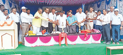 ಶ್ರವಣಬೆಳಗೊಳದಲ್ಲಿ ಶುಕ್ರವಾರ ಆಯೋಜಿಸಿದ್ದ ಹೋಬಳಿ ಮಟ್ಟದ ಪ್ರಾಥಮಿಕ ಶಾಲಾ ಕ್ರೀಡಾಕೂಟವನ್ನು ಶಾಸಕ ಸಿ.ಎನ್.ಬಾಲಕೃಷ್ಣ ಉದ್ಘಾಟಿಸಿದರು. ಸಿ.ಎನ್.ಗೋಪಾಲ್, ಎಚ್.ಎನ್. ಲೋಕೇಶ್ ಇತರರು ಇದ್ದರು.