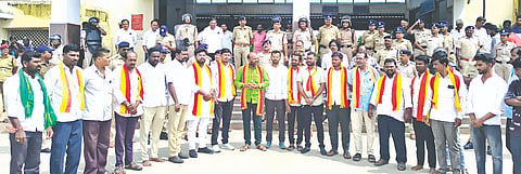 ಸೇಡಂನಲ್ಲಿ ಎಲ್ಲ ರೈಲುಗಳನ್ನು ನಿಲ್ಲಿಸಬೇಕು ಎಂಬುದು ಸೇರಿ ವಿವಿಧ ಬೇಡಿಕೆ ಈಡೇರಿಕೆಗೆ ಒತ್ತಾಯಿಸಿ ರೈಲು ನಿಲ್ದಾಣದ ಮುಂಭಾಗದಲ್ಲಿ ಕರವೇ ಕಾರ್ಯಕರ್ತರು ಗುರುವಾರ ಪ್ರತಿಭಟನೆ ನಡೆಸಿದರು.