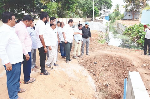 ಗುಂಡ್ಲುಪೇಟೆ ಪಟ್ಟಣದ ಪುರಸಭಾ ವ್ಯಾಪ್ತಿಯಲ್ಲಿ ಚರಂಡಿ ನಿರ್ಮಾಣ ಕಾಮಗಾರಿಯನ್ನು ಗಣೇಶ್ ಪ್ರಸಾದ್ ವೀಕ್ಷಿಸಿದರು. ಶರವಣ, ಮಂಜುನಾಥ್, ಮಧು, ಕಿರಣ್, ಸುರೇಶ್, ಕುಮಾರ್, ಎಚ್.ಎನ್.ಬಸವರಾಜು, ರಾಜು, ಲಿಂಗರಾಜು ಇದ್ದರು.