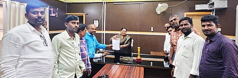 ಪತ್ರಿಕಾಭವನಕ್ಕಾಗಿ ನಿವೇಶನ ಮಂಜೂರು ಮಾಡುವಂತೆ ಆಗ್ರಹಿಸಿ ಸಿರಗುಪ್ಪ ತಹಸೀಲ್ದಾರ್ ಗೌಸೀಯಾ ಬೇಗಂ ಅವರಿಗೆ ಕಾರ್ಯನಿರತ ಪತ್ರಕರ್ತರ ಸಂಘದ ತಾಲೂಕು ಘಟಕದಿಂದ ಮನವಿ ಸಲ್ಲಿಸಲಾಯಿತು. 