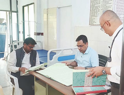 ಸಿರವಾರ ಸಮುದಾಯ ಆರೋಗ್ಯ ಕೇಂದ್ರದಲ್ಲಿ ಕೇಂದ್ರ ವಾಣಿಜ್ಯ ವಾಣಿಜ್ಯ ಇಲಾಖೆ ಜಂಟಿ ಕಾರ್ಯದರ್ಶಿ ಉಜ್ವಲ್ ಕುಮಾರ್  ಘೋಷ್, ಜಿಪಂ ಸಿಇಒ ಈಶ್ವರ ಕುಮಾರ ಕಾಂದೂ ದಾಖಲೆಗಳನ್ನು ಪರಿಶೀಲಿಸಿದರು. 