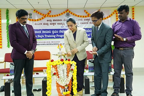 ಬಳ್ಳಾರಿಯ ಜಿಲ್ಲಾ ನ್ಯಾಯಾಲಯದಲ್ಲಿ ಆಯೋಜಿಸಿದ್ದ ಎರಡು ದಿನಗಳ ತರಬೇತಿ ಕಾರ್ಯಾಗಾರವನ್ನು ನ್ಯಾಯಾಧೀಶೆ ಕೆ.ಜಿ.ಶಾಂತಿ ಉದ್ಘಾಟಿಸಿದರು. ವಕೀಲರ ಸಂಘದ ಜಿಲ್ಲಾಧ್ಯಕ್ಷ ಪಿ.ರಾಮಬ್ರಹ್ಮಂ, ಮಹಿಳಾ ಮತ್ತು ಮಕ್ಕಳ ಅಭಿವೃದ್ಧಿ ಇಲಾಖೆಯ ಉಪನಿರ್ದೇಶಕ ರಾಮಕೃಷ್ಣ ನಾಯ್ಕ, ನ್ಯಾಯಾಧೀಶ ರಾಜೇಶ್ ಎನ್.ಹೊಸಮನೆ ಇದ್ದರು.