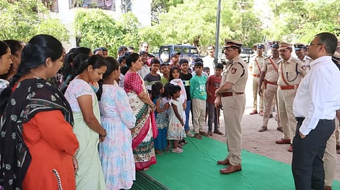 ಬಳ್ಳಾರಿಯ ಡಿಎಆರ್ ಪೊಲೀಸ್ ವಸತಿ ಗೃಹಗಳ ಸಂಕೀರ್ಣಕ್ಕೆ  ಡಿಜಿಪಿ ಡಾ.ಎಂ.ಎ.ಸಲೀಂ ಭೇಟಿ ನೀಡಿ ಪೊಲೀಸ್ ಸಿಬ್ಬಂದಿಯೊಂದಿಗೆ ಕುಂದುಕೊರತೆ ಆಲಿಸಿದರು. ಐಜಿಪಿ ಡಾ.ಹರ್ಷ, ಎಸ್ಪಿ ಡಾ.ಸುಮನ್ ಡಿ.ಪನ್ನೇಕರ್, ಎಎಸ್ಪಿ ಎಸ್.ನವೀನ್ ಕುಮಾರ್ ಇತರರಿದ್ದರು.