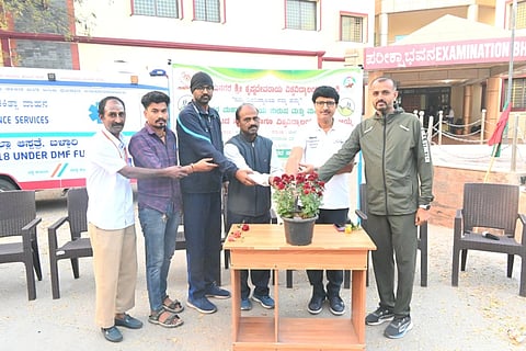 ಬಳ್ಳಾರಿಯ ವಿಎಸ್‌ಕೆ ವಿವಿಯಲ್ಲಿ ಆಯೋಜಿಸಿದ್ದ ಗುಡ್ಡಗಾಡು ಓಟದ ಸ್ಪರ್ಧೆ ಕಾರ್ಯಕ್ರಮವನ್ನು ಕುಲಸಚಿವ ಪ್ರೊ.ತಿಪ್ಪೇರುದ್ರಪ್ಪ ಜೆ. ಉದ್ಘಾಟಿಸಿ ಚಾಲನೆ ನೀಡಿದರು.  ವಿವಿಯ ಕ್ರೀಡಾ ವಿಭಾಗದ ನಿರ್ದೇಶಕರಾದ ಡಾ.ಶಶಿಧರ ಕೆಲ್ಲೂರ, ಡಾ.ಸಂಪತ ಕುಮಾರ, ಸಿಬ್ಬಂದಿ ಲಿಂಗನಾಯ್ಕ, ಬೀರಲಿಂಗಪ್ಪ, ರಾಜೇಶ ಇದ್ದರು.
