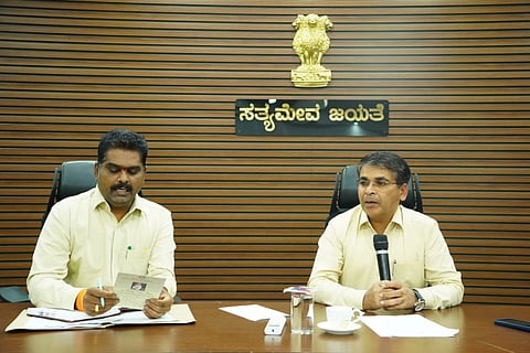 ಬಳ್ಳಾರಿಯ ಡಿಸಿ ಕಚೇರಿ ಸಭಾಂಗಣದಲ್ಲಿ ಆಯೋಜಿಸಿದ್ದ ಪೂರ್ವಭಾವಿ ಸಭೆಯಲ್ಲಿ ಎಡಿಸಿ ಮಹಮ್ಮದ್ ಎನ್.ಜುಬೇರ್ ಮಾತನಾಡಿದರು. ಕನ್ನಡ ಮತ್ತು ಸಂಸ್ಕೃತಿ ಇಲಾಖೆಯ ಸಹಾಯಕ ನಿರ್ದೇಶಕ ಬಿ.ನಾಗರಾಜ ಇದ್ದರು.