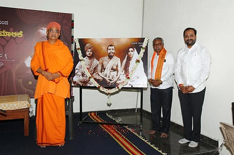 ಬಳ್ಳಾರಿಯ ಪಾಂಚಜನ್ಯ ಸಭಾಂಗಣದಲ್ಲಿ ವಿವೇಕಮಂಟಪ ಉಪನ್ಯಾಸ ಮಾಲಿಕೆಯಲ್ಲಿ ಸ್ವಾಮಿ ವಿವೇಕಾನಂದರ ಲೀಲಾಮೃತ ಕಾರ್ಯಕ್ರಮ ನಡೆಯಿತು.  ನಿರ್ಭಯಾನಂದ ಸರಸ್ವತಿ ಸ್ವಾಮೀಜಿ, ಉದ್ಯಮಿ ಡಾ.ರವಿರೆಡ್ಡಿ, ನಿವೃತ್ತ ಉಪನ್ಯಾಸಕ ಮಂಜುನಾಥ ಇದ್ದರು.