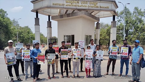ಬಳ್ಳಾರಿಯ ನೂತನ ಡಿಸಿ ಕಚೇರಿ ಆವರಣದಲ್ಲಿ ನಾನಾ ಬೇಡಿಕೆಗಳ ಈಡೇರಿಕೆಗೆ ಆಗ್ರಹಿಸಿ, ಉದ್ಯೋಗಾಕಾಂಕ್ಷಿಗಳ ಹೋರಾಟ ಸಮಿತಿಯಿಂದ ಪ್ರತಿಭಟನೆ ನಡೆಯಿತು. 