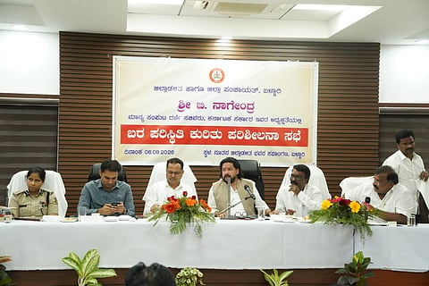 ಬಳ್ಳಾರಿಯ ಡಿಸಿ ಕಚೇರಿ ಸಭಾಂಗಣದಲ್ಲಿ ಆಯೋಜಿಸಿದ್ದ ಬರಪರಿಸ್ಥಿತಿ ಕುರಿತು ಪ್ರಗತಿ ಪರಿಶೀಲನಾ ಸಭೆಯಲ್ಲಿ ಸಚಿವ ಬಿ.ನಾಗೇಂದ್ರ, ಡಿಸಿ ಕೆ.ನಾಗೇಂದ್ರ ಪ್ರಸಾದ್, ಎಸ್ಪಿ ಡಾ. ಸುಮನ್ ಡಿ.ಪನ್ನೇಕರ್, ಮೇಯರ್ ಪಿ.ಗಾದೆಪ್ಪ, ಲಿಡ್ಕರ್ ಅಧಕ್ಷ ಮುಂಡರಗಿ ನಾಗರಾಜ, ಜಿಪಂ ಸಿಇಒ ಮಹಮ್ಮದ್ ಹ್ಯಾರಿಸ್ ಇದ್ದರು. ==