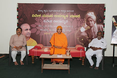 ಬಳ್ಳಾರಿಯ ಪಾಂಚಜನ್ಯ ಸಭಾಂಗಣದಲ್ಲಿ ವಿವೇಕ ಮಂಟಪ - ಉಪನ್ಯಾಸ ಮಾಲಿಕೆ ಕಾರ್ಯಕ್ರಮ ನಡೆಯಿತು. ನಿರ್ಭಯಾನಂದ ಸರಸ್ವತಿ ಸ್ವಾಮೀಜಿ, ವೀರಶೈವ ಲಿಂಗಾಯತ ಸಮಾಜದ ಹಿರಿಯ ಮುಖಂಡ ಜರ‌್ರ ಗುರುಮೂರ್ತಿ, ರಾಮಧೂತ ಕಂಪ್ಯೂಟರ್ ಮಳಿಗೆ ಮಾಲೀಕ ಕೆ.ಎಸ್.ಬಾಬು ಇದ್ದರು. =====