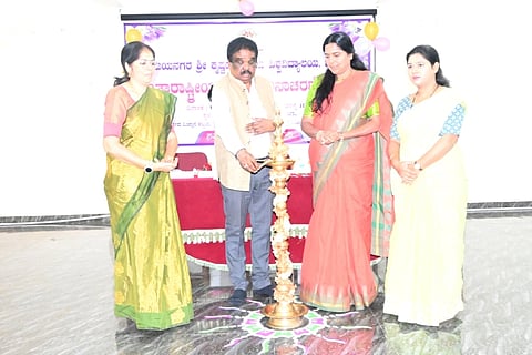 ಬಳ್ಳಾರಿಯ ವಿಎಸ್‌ಕೆ ವಿವಿಯಲ್ಲಿ ಆಯೋಜಿಸಿದ್ದ ಅಂತರಾಷ್ಟ್ರೀಯ ಮಹಿಳಾ ದಿನಾಚರಣೆ ಕಾರ್ಯಕ್ರಮವನ್ನು ವಿಎಸ್‌ಕೆ ವಿವಿ ಕುಲಪತಿ ಪ್ರೊ.ಎಂ.ಮುನಿರಾಜು  ಉದ್ಘಾಟಿಸಿದರು. ವಿವಿ ಹಣಕಾಸು ಅಧಿಕಾರಿ ಕೆ.ಜಿ.ಸ್ಪೂರ್ತಿ, ಎಸ್‌ಕೆ ವಿವಿ ಸಿಂಡಿಕೇಟ್ ಸದಸ್ಯೆ ಜೆ. ಜಯಲಕ್ಷ್ಮೀ, ಸಂಯೋಜಕಿ ಶ್ರೀದೇವಿ ಇದ್ದರು.