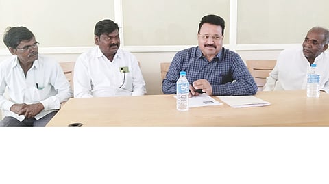 ಯಲಬುರ್ಗಾದ ಕಂದಾಯ ಭವನದಲ್ಲಿ ಹಮ್ಮಿಕೊಂಡಿದ್ದ ಶಿವಯೋಗಿ ಸಿದ್ದರಾಮೇಶ್ವರ ಜಯಂತಿ ಪೂರ್ವಭಾವಿ ಸಭೆಯಲ್ಲಿ ತಹಸೀಲ್ದಾರ್ ಪ್ರಕಾಶ ನಾಶಿ ಮಾತನಾಡಿದರು. ಭೋವಿ ಸಮಾಜದ ತಾಲೂಕು ಅಧ್ಯಕ್ಷ ದುರಗಪ್ಪ ಕರಮುಡಿ, ತಾಪಂ ಮಾಜಿ ಸದಸ್ಯ ನಾಗಪ್ಪ ವಡ್ಡರ್ ಇತರರಿದ್ದರು.