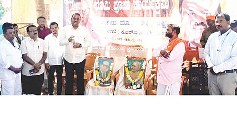 ಯಲಬುರ್ಗಾ ತಾಲೂಕಿನ ಮಾರನಾಳದಲ್ಲಿ ಪ್ರಧಾನಮಂತ್ರಿ ಆದರ್ಶ ಗ್ರಾಮ ಯೋಜನೆಯಡಿ ವಿವಿಧ ಅಭಿವೃದ್ಧಿ ಕಾಮಗಾರಿಗಳಿಗೆ ಸಂಸದ ಕೆ.ರಾಜಶೇಖರ ಹಿಟ್ನಾಳ ಚಾಲನೆ ನೀಡಿದರು. ಬ್ಲಾಕ್ ಕಾಂಗ್ರೆಸ್ ಅಧ್ಯಕ್ಷ ಕೆರಿಬಸಪ್ಪ ನಿಡಗುಂದಿ, ಕೆಎಂಎಫ್ ನಿರ್ದೇಶಕ ಹಂಪಯ್ಯಸ್ವಾಮಿ ಹಿರೇಮಠ, ಪಿಡಿಒ ರವಿಕುಮಾರ್ ಲಿಂಗಣ್ಣವರ್ ಇತರರಿದ್ದರು.
