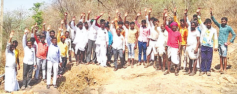 ಗುರುಮಠಕಲ್​ ತಾಲೂಕಿನ ಯಂಪಾಡ ಮತ್ತು ತಾತಳಗೇರ ಒಳ ರಸ್ತೆ ಬಳಿ ಕಿರುಸೇತುವೆ ನಿರ್ಮಿಸಬೇಕೆಂದು ಆಗ್ರಹಿಸಿ ಗುರುವಾರ ಯಂಪಾಡ ರಸ್ತೆ ಮೇಲೆ ಗುರುವಾರ ಉಮೇಶ ಮುದ್ನಾಳ್​ ನೇತೃತ್ವದಲ್ಲಿ ಪ್ರತಿಭಟನೆ ನಡೆಸಲಾಯಿತು. ಮಲ್ಲೆಶ್​, ಶರಣಪ್ಪ, ಮಲ್ಲಿಕಾರ್ಜುನ್​, ಆಶಪ್ಪ ಸಣ್ಣ ಗವೀಂದ್ರ, ಇಬ್ರಾಹಿಂ,  ಹುಸೇನಪ್ಪ, ನಾಗಪ್ಪ ಮಡಿವಾಳ, ಶರಣಪ್ಪ ಜಲ್ಲಪ್ಪ, ಹಣಮಂತ, ಅಂಜಪ್ಪ, ಹರೀಶ ಪೂಜಾರಿ ಇತರರಿದ್ದರು.