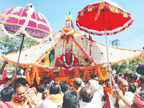 ಹೂವಿನಹಡಗಲಿ ತಾಲೂಕಿನ ಸೋಗಿ ಗ್ರಾಮದಲ್ಲಿ ಉಜ್ಜಿನಿ ಜಗದ್ಗುರು ಶ್ರೀ ಸಿದ್ಧಲಿಂಗ ರಾಜ ದೇಶಿಕೇಂದ್ರ ಶಿವಚಾರ್ಯ ಭಗವತ್ಪಾದರ ಅಡ್ಡಪಲ್ಲಕ್ಕಿ ಉತ್ಸವ ಅದ್ದೂರಿಯಾಗಿ ಜರುಗಿತು. 