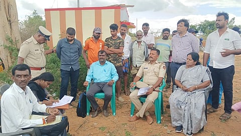 ಬಂಗಾರಪೇಟೆ ತಾಲೂಕಿನಮಂಚಹಳ್ಳಿಗೆ ತಹಸೀಲ್ದಾರ್​ ಕೆ.ಎನ್​. ಸುಜಾತಾ ಭೇಟಿ ನೀಡಿ ಪರಿಶೀಲಿಸಿದರು. ಪೊಲೀಸ್​ ನಿರೀಕ್ಷಕ ಸಿ.ರವಿಕುಮಾರ್​, ಉಪನಿರೀಕ್ಷಕ ರಾಜಣ್ಣ, ಉಪತಹಸೀಲ್ದಾರ್​ ಪ್ರಭಾಗರನ್​, ಮಾವಹಳ್ಳಿ ಗ್ರಾಪಂ ಪಿಡಿಒ ಉದಯಕುಮಾರ್​, ಕಂದಾಯ ನಿರೀಕ್ಷಕ ಪವನ್​ ಕುಮಾರ್​, ಸರ್ವೆಯರ್​ ಅಪ್ತಬ್​ ಅಹಮದ್​ ಅಮೀರ್​ ಇದ್ದರು.