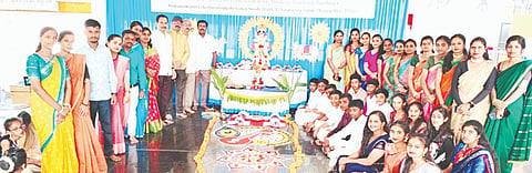 ತಿ.ನರಸೀಪುರ ತಾಲೂಕಿನ ಸೋಮನಾಥಪುರ ಗ್ರಾಮದ ಬಳಿಯಿರುವ ಆರೋಹಣ ಸೆಂಟ್ರಲ್ ಸ್ಕೂಲ್‌ನಲ್ಲಿ ಶುಕ್ರವಾರ ಎಸ್‌ಎಸ್‌ಎಲ್‌ಸಿ ವಿದ್ಯಾರ್ಥಿಗಳಿಗೆ ಬೀಳ್ಕೊಡುಗೆ ಹಾಗೂ ಸರಸ್ವತಿ ಪೂಜೆ ಆಯೋಜಿಸಲಾಗಿತ್ತು. ವೈ.ಎಚ್.ಹನುಮಂತೇಗೌಡ, ಎನ್.ಎಂ.ರಾಮಚಂದ್ರ, ಬಿ.ಎಸ್.ಯೋಗೇಂದ್ರ,  ಮಾಣಕ್‌ಚಂದ್ ಇತರರು ಇದ್ದರು.