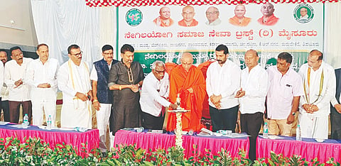 ತಿ.ನರಸೀಪುರ ತಾಲೂಕಿನ ಚಾಮನಹಳ್ಳಿಯ  ಶ್ರೀನಿವಾಸ ಕಲ್ಯಾಣ ಮಂಟಪದಲ್ಲಿ ಆಯೋಜಿಸಿದ್ದ ನೇಗಿಲಯೋಗಿ ಬನ್ನೂರು ಹೋಬಳಿ ಶಾಖೆ, ತಾಲೂಕು ಒಕ್ಕಲಿಗರ ಸಂಘದ ಉದ್ಘಾಟನೆ ಮತ್ತು ಸಾಧಕರಿಗೆ ಅಭಿನಂದನಾ ಸಮಾರಂಭವನ್ನು ಶ್ರೀ ಡಾ.ನಿರ್ಮಲಾನಂದನಾಥ ಸ್ವಾಮೀಜಿ ಉದ್ಘಾಟಿಸಿದರು. ವೈ.ಎಸ್.ರಾಮಸ್ವಾಮಿ, ವೈ.ಎನ್.ಶಂಕರೇಗೌಡ, ಎಂ.ಬಿ.ಮಂಜೇಗೌಡ, ಟಿ.ಪಿ. ಸುಬ್ರಮಣ್ಯ, ಡಾ.ಬಿ.ಎನ್. ರವೀಶ್, ಡಾ.ಸದಾನಂದ ಇತರರು ಇದ್ದರು.