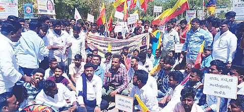 ಸರ್ಕಾರಿ ಶಾಲೆ ಜಾಗ ಉಳಿವಿಗೆ ಒತ್ತಾಯಿಸಿ ಹೊಸಳ್ಳಿ ಗ್ರಾಮಸ್ಥರು ಮತ್ತು ಎಸ್‌ಎ್ಐ ತಾಲೂಕು ಸಮಿತಿ ಸದಸ್ಯರು ಗಂಗಾವತಿ ಶ್ರೀಕೃಷ್ಣದೇವರಾಯ ವೃತ್ತದಲ್ಲಿ ಮಂಗಳವಾರ ಪ್ರತಿಭಟನೆ ನಡೆಸಿದರು. ಎಸ್‌ಎ್ಐ ರಾಜ್ಯ ಉಪಾಧ್ಯಕ್ಷ ಗ್ಯಾನೇಶ ಕಡಗದ್, ಜಿಲ್ಲಾಧ್ಯಕ್ಷ ಶಿವಕುಮಾರ ಈಚನಾಳ್, ಗ್ರಾಮಸ್ಥರಾದ ರಗಡಪ್ಪ, ಮಲ್ಲಿಕಾರ್ಜುನ ಹಗೇದಾಳ್, ಮಲ್ಲಪ್ಪ, ವೀರೇಶ ಸೋಮಲಾಪುರ ಇತರರಿದ್ದರು.