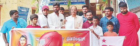 ಗಂಗಾವತಿ ತಾಲೂಕಿನಲ್ಲಿ ಹೆಚ್ಚುತ್ತಿರುವ ಖಾಸಗಿ ಶಾಲೆಗಳ ಡೊನೇಶನ್ ಹಾವಳಿ ನಿಯಂತ್ರಿಸುವಂತೆ ಒತ್ತಾಯಿಸಿ ಎಸ್‌ಎ್ಐ ತಾಲೂಕು ಸಮಿತಿ ಸದಸ್ಯರು ಗಂಗಾವತಿ ಬಿಇಒ ಎಚ್.ಬಿ. ನಟೇಶ್‌ಗೆ ಮನವಿ ಸಲ್ಲಿಸಿದರು. ಜಿಲ್ಲಾ ಕಾರ್ಯದರ್ಶಿ ಬಾಲಾಜಿ ಚಳ್ಳಾರಿ, ತಾಲೂಕಾಧ್ಯಕ್ಷ ಯು.ನಾಗರಾಜ್ ಇತರರಿದ್ದರು.