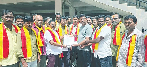 ಗಂಗಾವತಿ ಕ್ರೀಡಾ ಮೈದಾನದಲ್ಲಿ ಯಾವುದೇ ಕಾಮಗಾರಿ ಕೈಗೆತ್ತಿಕೊಳ್ಳದಂತೆ ಒತ್ತಾಯಿಸಿ ಕರವೇ ಪ್ರವೀಣ ಶೆಟ್ಟಿ ಬಣ ಜಿಲ್ಲಾ ಘಟಕದ ಕಾರ್ಯಕರ್ತರು ಆರೋಗ್ಯ ನಿರೀಕ್ಷಕ ಎ.ನಾಗರಾಜ್‌ಗೆ ಮನವಿ ಸಲ್ಲಿಸಿದರು. ಜಿಲ್ಲಾಧ್ಯಕ್ಷ ಪಂಪಣ್ಣನಾಯಕ, ಪದಾಧಿಕಾರಿಗಳಾದ ಶಂಕರ ಪೂಜಾರಿ, ಮುತ್ತಣ್ಣ ಈಳಿಗೇರ, ಹಸೇನ್‌ಸಾಬ್, ಶರಣು ನಾಯಕ, ಪುಂಡಲೀಕ ಇತರರಿದ್ದರು.