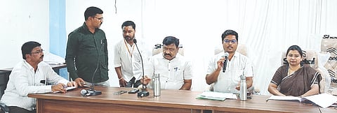 ಗಂಗಾವತಿ ನಗರಸಭೆ ಸಭಾಂಗಣದಲ್ಲಿ ಹಮ್ಮಿಕೊಂಡಿದ್ದ ಹೋಟೆಲ್ ಮತ್ತು ಲಾಡ್ಜ್ ಮಾಲೀಕರ ಸಭೆಯಲ್ಲಿ ನಗರಾಭಿವೃದ್ಧಿ ಕೋಶದ ಯೋಜನಾಧಿಕಾರಿ ಮಂಜುನಾಥ ಗುಂಡೂರು, ತಹಸೀಲ್ದಾರ್ ಯು.ವಸಂತಕುಮಾರಿ, ಪೌರಾಯುಕ್ತ ಆರ್.ವಿರೂಪಾಕ್ಷಮೂರ್ತಿ ಇತರರಿದ್ದರು.