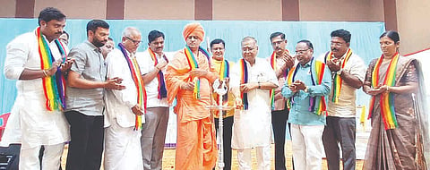 ಗಂಗಾವತಿಯಲ್ಲಿ ಸಹಕಾರ ಭಾರತಿ ಜಿಲ್ಲಾ ಘಟಕ ಹಮ್ಮಿಕೊಂಡಿದ್ದ ಜಿಲ್ಲಾ ಅಧಿವೇಶನವನ್ನು ರಾಷ್ಟ್ರೀಯ ಸಂರಕ್ಷಕ ರಮೇಶ ವೈದ್ಯ ಮಂಗಳವಾರ ಉದ್ಘಾಟಿಸಿದರು. ಹೆಬ್ಬಾಳ ಬೃಹನ್ಮಠದ ನಾಗಭೂಷಣ ಶಿವಾಚಾರ್ಯರು, ರಾಜ್ಯ ಪ್ರಧಾನ ಕಾರ್ಯದರ್ಶಿ ಸಾಣೂರು ನರಸಿಂಹ ಕಾಮತ್, ಜಿಲ್ಲಾಧ್ಯಕ್ಷ ರಮೇಶ ಕವಲೂರು ಇತರರಿದ್ದರು.