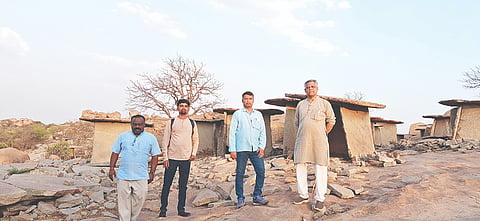 ಗಂಗಾವತಿ ತಾಲೂಕಿನ ಹಿರೇಬೆಣಕಲ್ ಪ್ರಾಗೈತಿಹಾಸಿಕ ನೆಲೆ ಮೋರೆರ್ ಬೆಟ್ಟಕ್ಕೆ ಗದಗಿನ ಮಹಾತ್ಮ ಗಾಂಧಿ ಗ್ರಾಮೀಣಾಭಿವೃದ್ಧಿ ಮತ್ತು ಪಂಚಾಯತ್ ರಾಜ್ ವಿವಿ ಕುಲಪತಿ ಡಾ.ಸುರೇಶ ವಿ.ನಾಡಗೌಡರ್ ಸೋಮವಾರ ಭೇಟಿ ನೀಡಿ ಮಾಹಿತಿ ಪಡೆದುಕೊಂಡರು. ತಜ್ಞರಾದ ಡಾ.ಸಂತೋಷ ಶೆಟ್ಟಿ, ಮೃತ್ಯುಂಜಯ ಮೆಣಸಿನಕಾಯಿ, ಗಿರೀಶ್ ದಿಕ್ಷೀತ್ ಇತರರಿದ್ದರು.