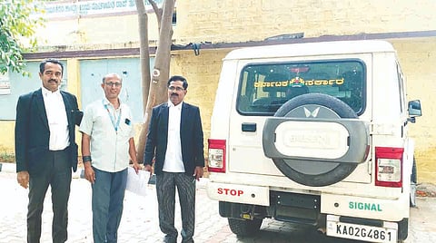 ಜಿಪಂ ಗ್ರಾಮೀಣ ಕುಡಿವ ನೀರು ವಿಭಾಗದ ಜೀಪನ್ನು ಕೋರ್ಟ್ ಆದೇಶದ ಹಿನ್ನೆಲೆಯಲ್ಲಿ ಗಂಗಾವತಿ ಕಚೇರಿಯಲ್ಲಿ ಮಂಗಳವಾರ  ಜಪ್ತಿ ಮಾಡಲಾಯಿತು. ವಕೀಲರಾದ ಪಿ.ವಿ.ಪಾಟೀಲ್, ಹೊನ್ನೂರಪ್ಪ ಬೆನ್ನೂರು ಇತರರಿದ್ದರು.